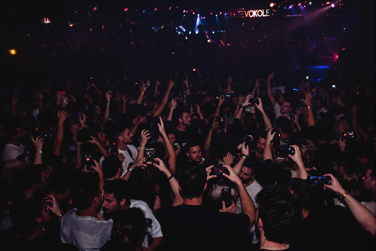 独家爆料！某顶流明星深夜现身酒吧，与神秘异性亲密互动全程被拍